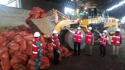 Proses pemusnahan jahe segar impor yang mengandung tanah berhama. (Foto: Mochamad Abdurrochim/Tugu Jatim)