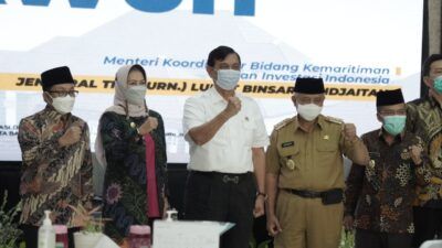 Menko Maritim dan Investasi, Luhut Binsar Pandjaitan ketika melakukan kunjunga kerja ke Kota Batu, Senin (26/4/2021). (Foto: Pemkot Batu) menko luhut kereta gantung