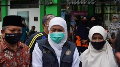 Khofifah Indar Parawansa saat meninjau MAN 2 Turen Malang, Minggu (11/4/2021). (Foto: M Sholeh/Tugu Malang/Tugu Jatim)