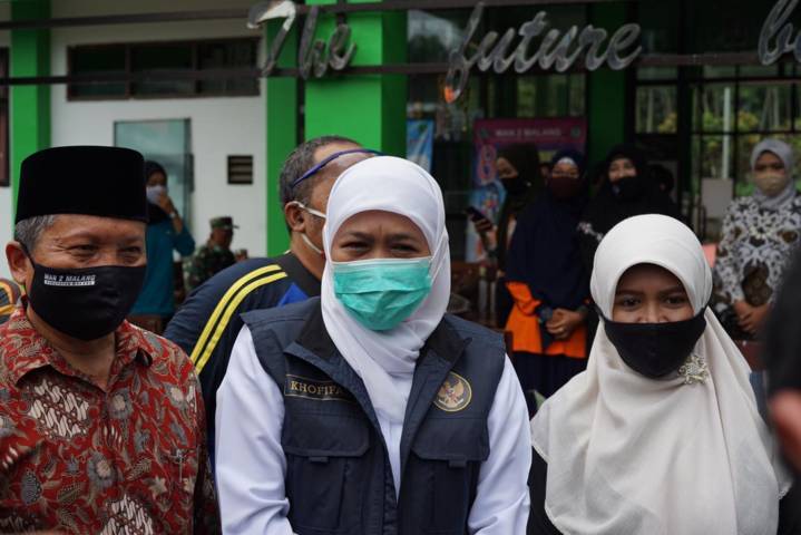 Khofifah Indar Parawansa saat meninjau MAN 2 Turen Malang, Minggu (11/4/2021). (Foto: M Sholeh/Tugu Malang/Tugu Jatim)