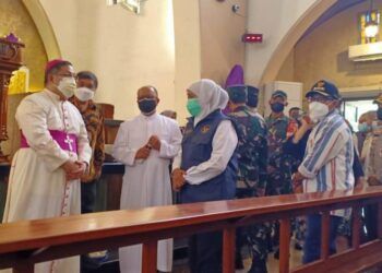 Gubernur Jatim, Khofifah Indar Parawansa dan juga jajaran Forkopimda Provinsi Jawa Timur maupun Kota Malang saat mengunjungi Gereja Katedral Ijen, Jumat (2/4/2021). (Foto: Rubianto/Tugu Malang/Tugu Jatim)