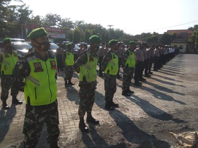 Suasana apel pasukan demi kesiapan penerapan larangan mudik Lebaran tahun 2021 di halaman Polres Pasuruan, Senin (26/4/2021). (Foto: Kodim Pasuruan)