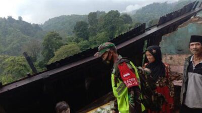 Anggota jajaran Kodim 0819 Pasuruan melakukan pendataan ke daerah-daerah terdampak gempa di wilayah Pasuruan akibat gempa Malang M 6.1, Sabtu (10/4/2021) kemarin. (Foto: Kodim Pasuruan)