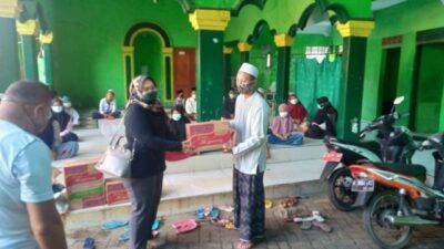 Ketua Persit Kartika Chandra Kirana Cab. XXXIII Kodim 0819 Pasuruan, Ny. Dini Ekawaty Nyarman melakukan kunjungan ke Yayasan Yatim Piatu Al Muttaqin, Kota Pasuruan, Senin (12/4/2021). (Foto: Dokumen/Kodim Pasuruan)