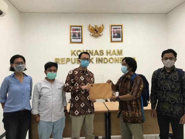 AJI Indonesia bersama LBH Pers meminta Komnas HAM melindungi Nurhadi Jurnalis Tempo atas kasus kekerasan yang menimpanya, Jumat (16/04/2021). (Foto: AJI Indonesia)