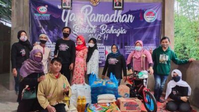 Komunitas DC² yang menyalurkan menu berbuka puasa di Panti Asuhan Yasibu Kota Malang, Jumat (30/4/2021). (Foto: Dwi Lindawati/Tugu Jatim)