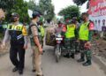 Operasi Tertib Masker dari unsur TNI, Polri, dan Satpol PP di Kecamatan Grati, Kabupaten Pasuruan, Minggu (4/4/2021). (Foto: Dokumen/Kodim Pasuruan)