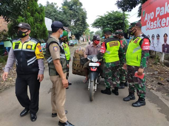 Operasi Tertib Masker dari unsur TNI, Polri, dan Satpol PP di Kecamatan Grati, Kabupaten Pasuruan, Minggu (4/4/2021). (Foto: Dokumen/Kodim Pasuruan)