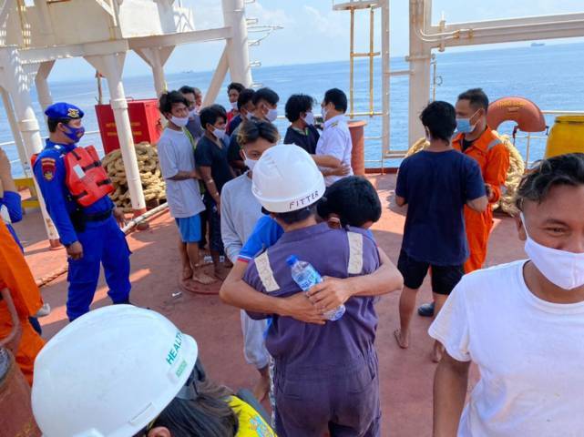 Proses evakuasi korban nelayan ke tugboat untuk proses karantina usai kejadian kapal terbakar. (Foto: Dokumen/Tugu Jatim)
