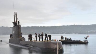 Kapal selam KRI Nanggala 402 buatan Jerman saat persiapan melaksanakan operasi siaga tempur perbatasan (Trisula) tahun 2017 di Ambon. (Foto: Dokumen/TNI AL)