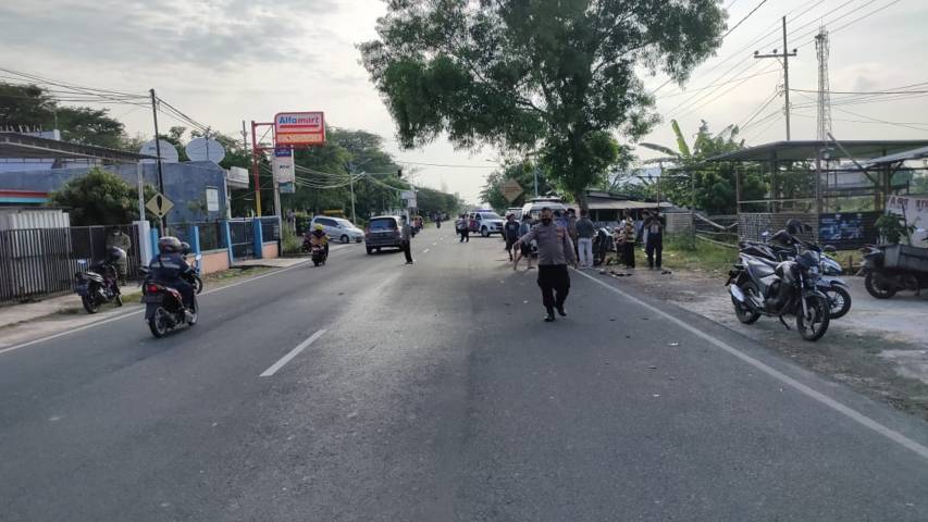 Anggota jajaran Satlantas Polres Tuban ketika melakukan evakuasi dan olah Tempat Kejadian Perkara (TKP) peristiwa kecelakaan di Merakura, Rabu (28/4/2021). (Foto: Humas Polres Tuban)