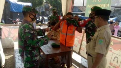 Babinsa jajaran Kodim 0819/Pasuruan melakukan imbauan terkait protokol kesehatan dan larangan mudik kepada masyarakat. (Foto: Kodim Pasuruan)