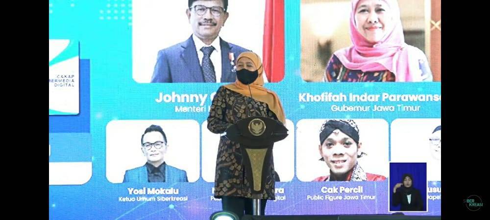 Gubernur Jatim, Khofifah Indar Parawansa ketika meluncurkan 4 Pilar Kurikulum dan Modul Literasi Digital bersama Kominfo. (Foto: Dokumen/Tugu Malang/Tugu Jatim)
