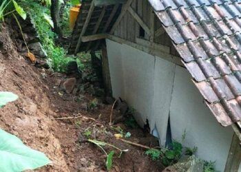 Rumah warga yang terkena tanah longsor usai hujan lebat mengguyur Trenggalek, Jumat (2/4/2021). (Foto: Zamz/Tugu Jatim)