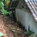 Rumah warga yang terkena tanah longsor usai hujan lebat mengguyur Trenggalek, Jumat (2/4/2021). (Foto: Zamz/Tugu Jatim)