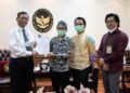 Mahfud MD menerima laporan dari perwakilan AJI Indonesia dan LBH Pers di Kantor Kemenko Polhukam, Kamis (1/4/2021) di Jalan Merdeka Barat, Jakarta. (Foto: Dokumen/AJI Indonesia)