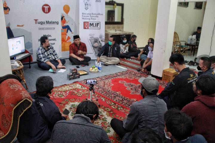 Suasana diskusi dalam Malang Jurnalis Forum di kantor Tugu Media Group, Senin (19/4/2021). (Foto: Rubianto/Tugu Malang/Tugu Jatim)