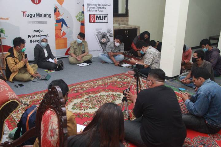 Suasana diskusi yang dilanjutkan buka puasa bersama bertajuk Malang Jurnalis Forum yang digelar di kantor Tugu Media Group, Sawojajar, Kota Malang. (Foto: Rubianto/Tugu Malang/Tugu Jatim)