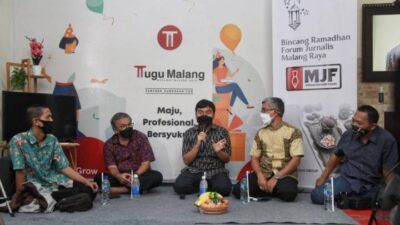 Diskusi Malang Jurnalis Forum mengundang (dari kiri), Ketua AJI Malang, M. Zaenuddin; Pakar Komunikasi Dr Aqua Dwipayana, CEO Paragon Salman Subakat, Pemred Tugujatim.id Nurcholis MA Basyari, dan Ketua PWI Malang Raya Cahyono. (Foto: Rubianto/Tugu Malang/Tugu Jatim)