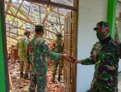 Tim gabungan dari TNI dan Polri melakukan evakuasi reruntuhan di MAN 2 Turen, Malang, Minggu (11/4/2021). (Foto: M Sholeh/Tugu Malang/Tugu Jatim)