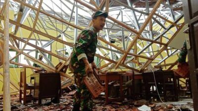 Tim gabungan dari TNI dan Polri melakukan evakuasi reruntuhan di MAN 2 Turen, Malang, Minggu (11/4/2021). (Foto: M Sholeh/Tugu Malang/Tugu Jatim)