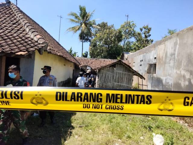 Garis polisi yang melintang di areal TKP tempat ditemukannya mayat perempuan berinisial DL yang terbungkus karpet di Malang. (Foto: Rizal Adhi Pratama/Tugu Malang/Tugu Jatim)