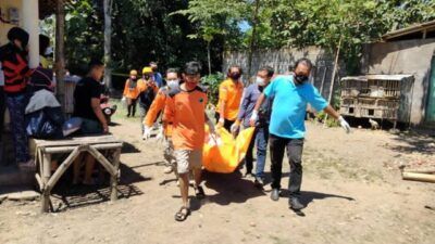 Proses evakuasi jenazah mayat perempuan yang ditemukan tewas terbungkus karpet di sebuah lahan perkebunan tebu di Kabupaten Malang. (Foto: Rizal Adhi Pratama/Tugu Malang/Tugu Jatim)