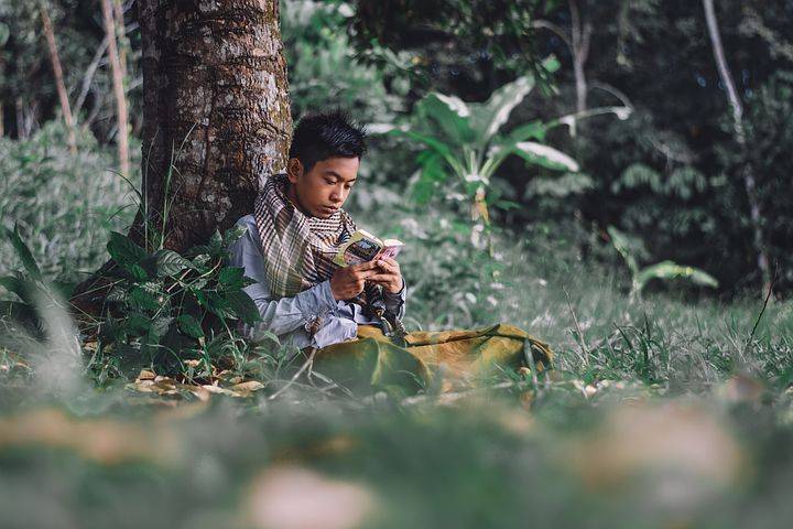Ilustrasi seorang anak sedang membaca Al-Qur'an di bulan Ramadhan. (Foto: Pixabay)