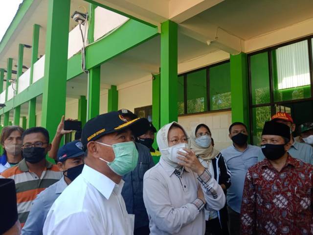 Mensos, Tri Rismaharini dan Menko PMK, Muhadjir Effendy saat meninjau MAN 2 Turen Malang usai diguncang gempa berkekuatan M6,1, Sabtu (10/4/2021) kemarin. (Foto: M Sholeh/Tugu Malang/Tugu Jatim)