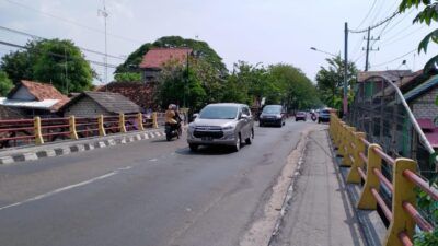 Pantauan lalu lintas di Jalan Nasional Panglima Besar Jenderal Sudriman, Tuban. (Foto: Mochamad Abdurrochim/Tugu Jatim) mudik lebaran 2021