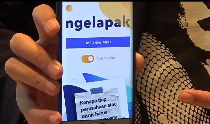 Tampilan aplikasi Ngelapak buatan tiga pemuda asal Surabaya yang dibuat untuk mendongkrak geliat ekonomi dan UMKM. (Foto: Dokumen/Basra)