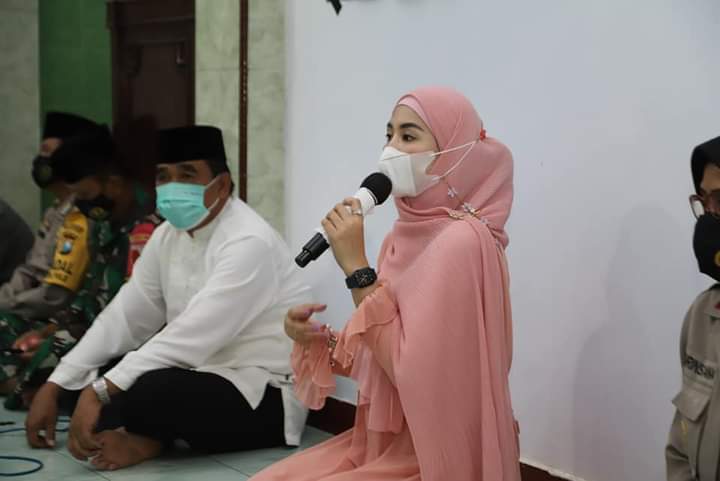 Novita Hardini Istri Bupati Trenggalek dalam menyampaikan siraman rohani di bulan Ramadhan 1442 H. (Foto: M Zamzuri/Tugu Jatim)