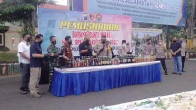 Polrestabes Surabaya melakukan pemusnahan total 4.696 berbagai jenis miras yang dijaring pada operasi pekat 22 Maret 2021-02 April 2021. (Foto: Rangga Aji/Tugu Jatim)