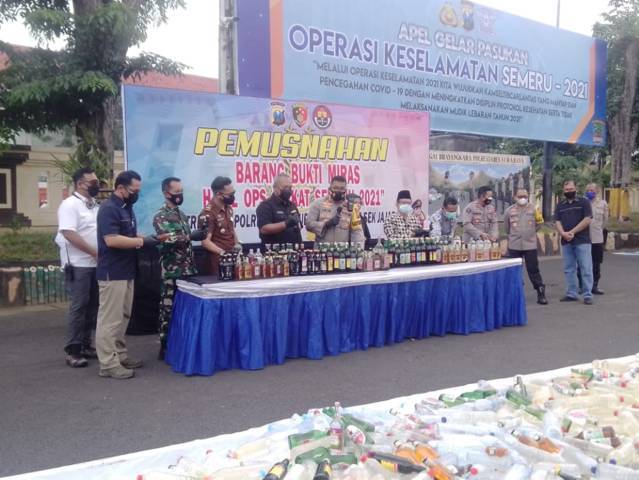 Polrestabes Surabaya melakukan pemusnahan total 4.696 berbagai jenis miras yang dijaring pada operasi pekat 22 Maret 2021-02 April 2021. (Foto: Rangga Aji/Tugu Jatim)
