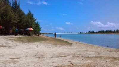 Pantai Remen atau Pantai Pasir Putih di Tuban merupakan salah satu rekomendasi destinasi wisata pantai yang patut Anda kunjungi. (Foto: Dokumen/Pemkab Tuban)