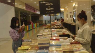 Suasana penjualan buku pada pameran buku di Kediri Mal yang sepi pengunjung. (Foto: Rino Hayyu Setyo/Tugu Jatim) pasar buku