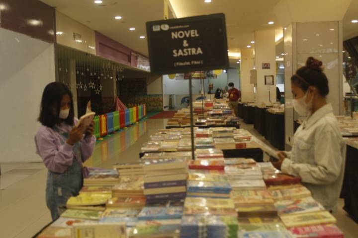 Suasana penjualan buku pada pameran buku di Kediri Mal yang sepi pengunjung. (Foto: Rino Hayyu Setyo/Tugu Jatim) pasar buku
