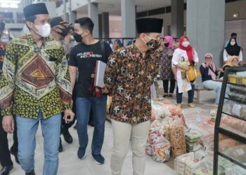 Bupati Trenggalek Moch. Nur Arifin membuka aktivitas perdagangan Pasar Pon Trenggalek. (Foto: Humas Pemkab Trenggalek)