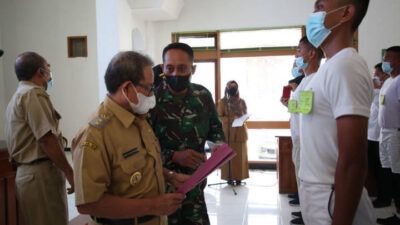 Wakil Bupati Tuban, Noor Nahar Hussei saat meninjau Pantukhir Paskibraka, Senin (12/4/2021) di Gedung Korpri Tuban. (Foto: Humas Pemkab Tuban)