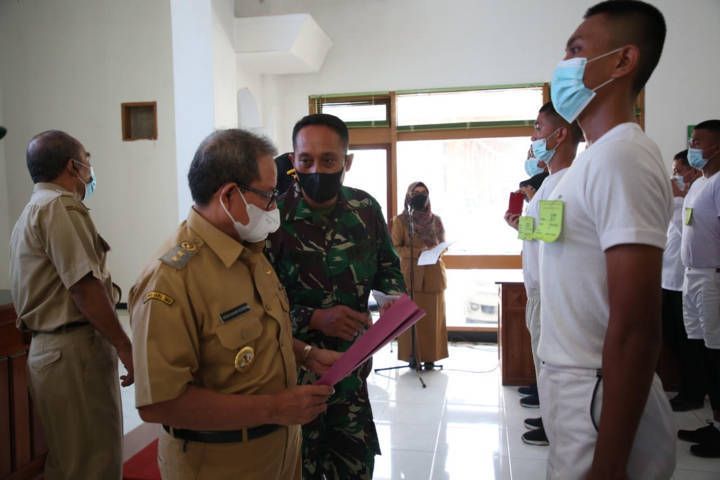 Wakil Bupati Tuban, Noor Nahar Hussei saat meninjau Pantukhir Paskibraka, Senin (12/4/2021) di Gedung Korpri Tuban. (Foto: Humas Pemkab Tuban)