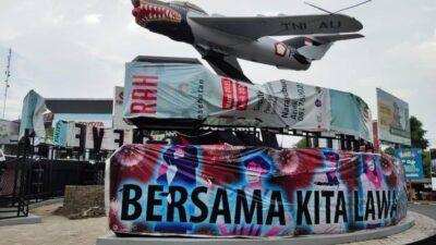 Monumen Pesawat di Jalan Seokarno Hatta, Kota Malang yang dipenuhi papan reklame dan akhirnya ditutup oleh spanduk. (Foto: Feni Yusnia/Tugu Malang/Tugu Jatim)