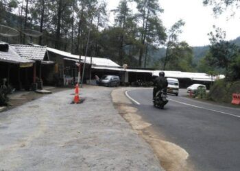 Bahu jalan kawasan Wisata Payung, Kota Batu yang telah dilakukan perbaikan. (Foto: M Sholeh/Tugu Malang/Tugu Jatim)