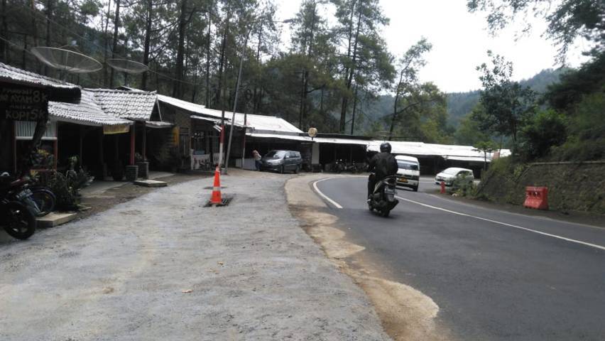 Bahu jalan kawasan Wisata Payung, Kota Batu yang telah dilakukan perbaikan. (Foto: M Sholeh/Tugu Malang/Tugu Jatim)