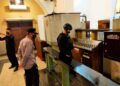 Tim Jihandak Detasemen Gegana Brimob Polda Jatim kembali melakukan sterilisasi gereja jelang puncak perayaan Paskah 2021 di Gereja Katedral Ijen, Kota Malang, Minggu (4/4/2021). (Foto : Polresta Malang Kota)