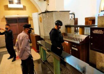 Tim Jihandak Detasemen Gegana Brimob Polda Jatim kembali melakukan sterilisasi gereja jelang puncak perayaan Paskah 2021 di Gereja Katedral Ijen, Kota Malang, Minggu (4/4/2021). (Foto : Polresta Malang Kota)