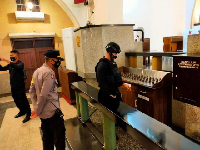 Puncak Perayaan Paskah, Kota Malang Aman dari Teror 5 Tim Jihandak Detasemen Gegana Brimob Polda Jatim kembali melakukan sterilisasi gereja jelang puncak perayaan Paskah 2021 di Gereja Katedral Ijen, Kota Malang, Minggu (4/4/2021). (Foto : Polresta Malang Kota)