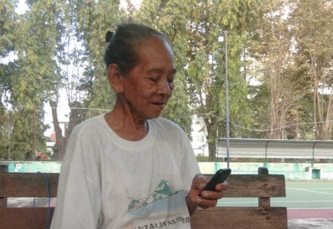 Yatemi, penjual kopi di Bojonegoro yang tetap gigih berjuang meski sudah lanjut usia. (Foto: Mila Arinda/Tugu Jatim)