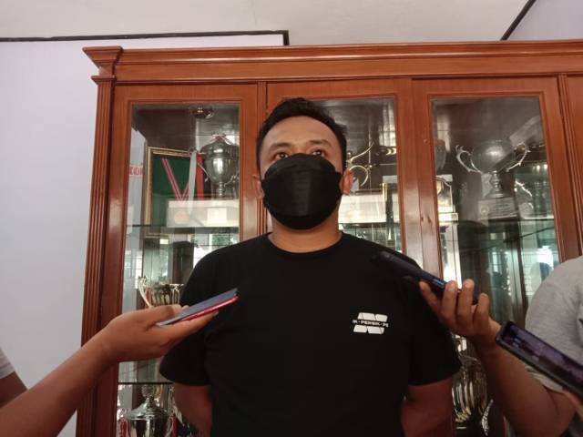 Pelatih Persik Kediri Ucapkan 'Sasaji' saat Didemo Persik Mania, Lelah Jadi Faktor Utama 12 Media Official Persik Kediri Anwar Bahar Basalamah. (Foto: Rino Hayyu Setyo/Tugu Jatim)