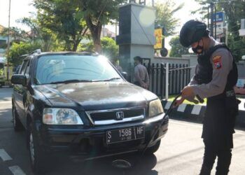 Satu per satu mobil yang masuk ke wilayah Mako Polres Tuban diperiksa menggunakan mirror detector. Tak hanya itu, masyarakat juga diperiksa badan maupun barang bawaannya dengan menggunakan metal detektor. (Foto: Humas Polres Tuban)