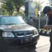 Satu per satu mobil yang masuk ke wilayah Mako Polres Tuban diperiksa menggunakan mirror detector. Tak hanya itu, masyarakat juga diperiksa badan maupun barang bawaannya dengan menggunakan metal detektor. (Foto: Humas Polres Tuban)